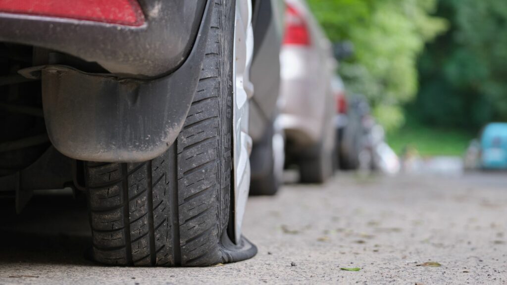 Auto con gomma bucata che ha bisogno di assistenza stradale