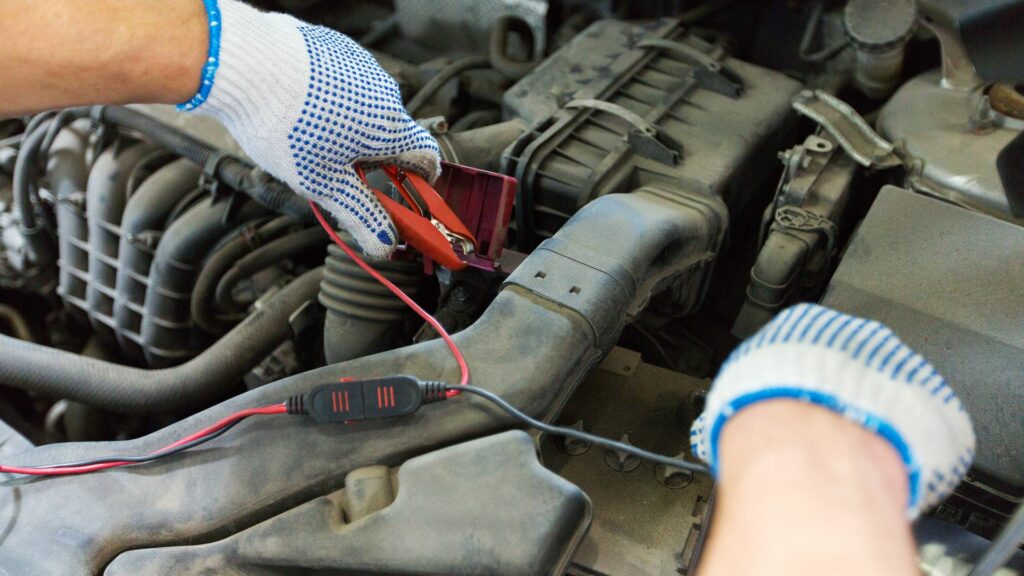 Auto con batteria scarica che ha bisogno di assistenza stradale