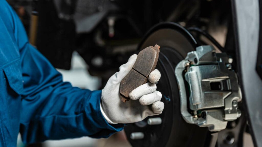 Intervento di riparazione auto con sostituzione pasticche e dischi freni