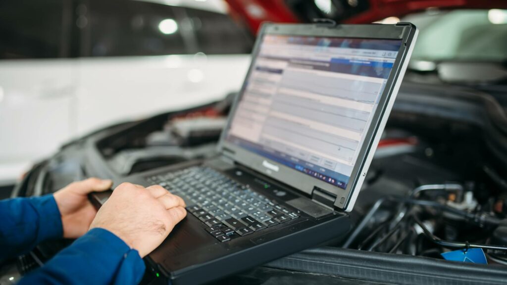 Intervento di riparazione auto con diagnosi elettronica